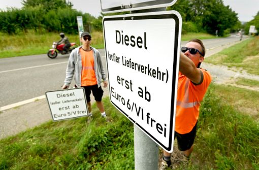 So sehen die Schilder aus, die auf das Euro-5-Diesel-Fahrverbot in der kleinen Umweltzone hinweisen. Foto: dpa/Marijan Murat