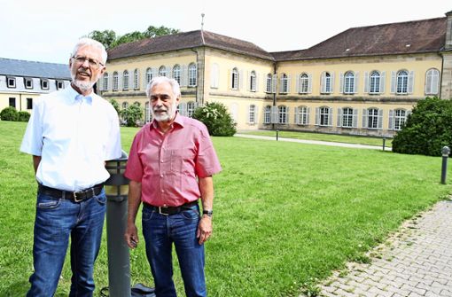 Im  Hohenheimer Schloss haben  Bernhard Gramlich (li.) und Peter Reichert, die vor 50 Jahren am PGH  ihr Abitur gemacht haben, einst die Schulbank gedrückt. Foto: Ralf Recklies