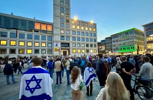 Ein wichtiges Zeichen: Solidaritätskundgebung am Montag auf dem Stuttgarter Marktplatz Foto: jse