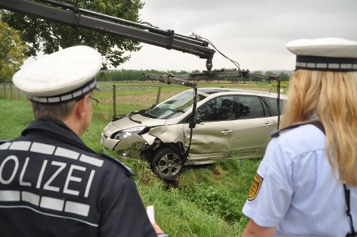 Ein Skoda-Fahrer gerät aus unbekannter Ursache bei Stuttgart-Steckfeld auf die Gegenfahrbahn und stößt dort mit einem entgegenkommenden Renault zusammen. Zwei Kinder werden dabei verletzt.  Foto: Andreas Rosar