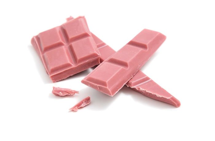 Pink, beerig-fruchtig und leicht säuerlich. Die neuste Schokoladensorte Ruby Chocolate überrascht mit knalliger Farbe.