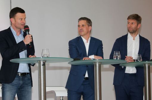 Auch die Vorstände Jochen Röttgermann, Stefan Heim und Thomas Hitzlsperger (v. li.) müssen beim VfB Stuttgart Einbußen hinnehmen. Foto: Baumann