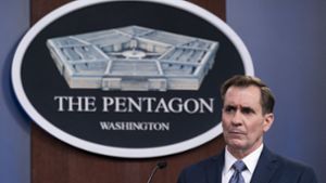 John Kirby, Sprecher des Pentagons, spricht während einer Pressekonferenz im Pentagon. Das US-Militär hat auf Befehl von Präsident Joe Biden hin Luftangriffe im Osten Syriens geflogen. Foto: dpa/Alex Brandon