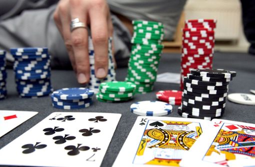 Die Polizei hat in einer Ludwigsburger Kneipe mehrere Männer beim illegalen Pokerspiel erwischt. Foto: dpa/Norbert Försterling