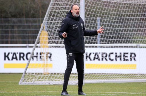 Der Abstand muss gewahrt werden: Der VfB-Trainer Pellegrino Matarazzo gibt beim VfB die Richtung vor. Foto: Baumann