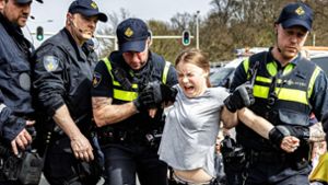 Greta Thunberg wird von der Polizei in Den Haag abgeführt. Foto: AFP/RAMON VAN FLYMEN