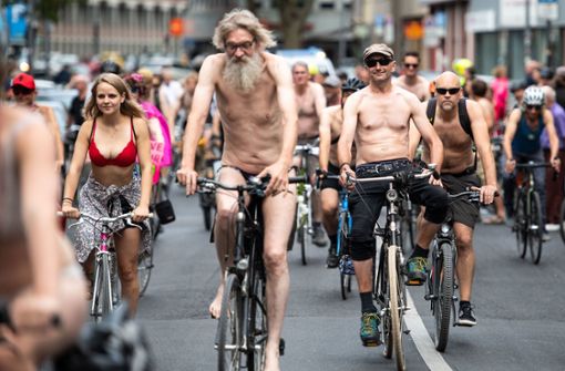 Die Radfahrer sind halbnackt für ihre Rechte unterwegs. Foto: Marius Becker/dpa