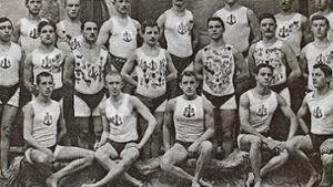 Die Wettschwimmmannschaft von 1910 präsentiert sich stolz im Bild. Foto: Caroline Holowiecki