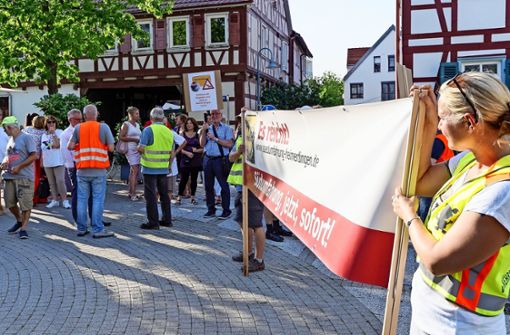 Einsatz für die Heimerdinger Südumfahrung: Die Demo mit Plakaten und Trillerpfeifen auf dem Laien in Ditzingen war laut. Mehr Fotos finden Sie in unserer Bildergalerie. Klicken Sie sich durch. Foto: factum/