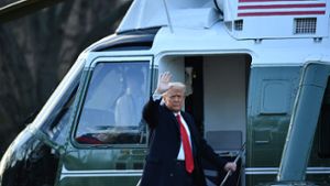 Der scheidende US-Präsident Donald Trump verlässt das Weiße Haus und besteigt einen Hubschrauber. Foto: AFP/MANDEL NGAN