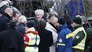 Ministerpräsident Horst Seehofer (Mitte) spricht mit den Einsatzkräften des Zugunglücks bei Bad Aibling. Foto: AP