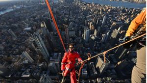 US-Schauspieler Jared Leto klettert am Empire State Building.In rotem Sportanzug, mit Sonnenbrille und an Seilen befestigt kletterte der Schauspieler und Sänger einen Teil der Außenwand oben am Gebäude hinauf. Foto: Roy Rochlin/Getty Images/Empire State Realty Trust/dpa