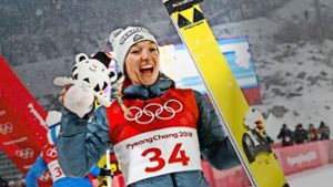Skispringerin Katharina Althaus freut sich über die Silbermedaille. Foto: AP