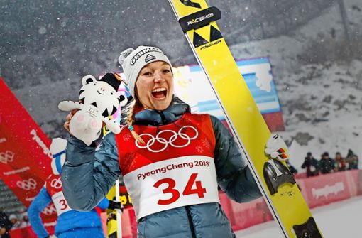 Skispringerin Katharina Althaus freut sich über die Silbermedaille. Foto: AP