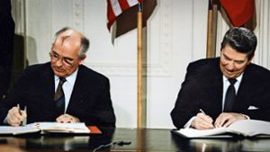 Michail Gorbatschow und  Ronald Reagan unterzeichnen 1987 den INF-Vertrag. Foto: Getty, privat