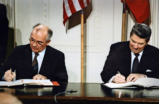 Michail Gorbatschow und  Ronald Reagan unterzeichnen 1987 den INF-Vertrag. Foto: Getty, privat