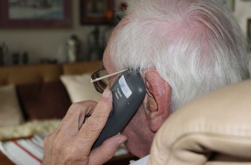Per Telefon bleibt das Team vom Treffpunkt 50 plus in Kontakt mit den Senioren. Foto: Holowiecki