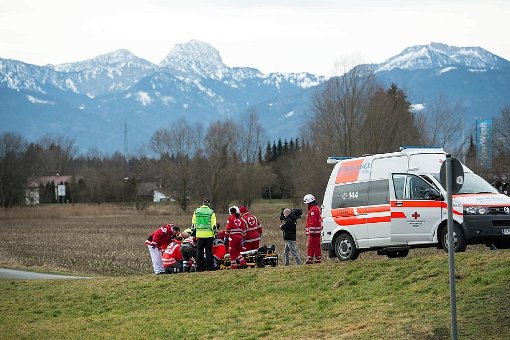 Bei einem Zugunglück in der Nähe von Bad Aibling (Landkreis Rosenheim) sind am Dienstagmorgen mehrere Menschen ums Leben gekommen. Auch aus Österreich kam Unterstützung durch Rettungskräfte. Foto: dpa