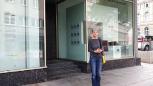 Sabine Reichert vor ihrem Schaufenster am „Pinkeleck“ an der Theodor-Heuss-/Willi-Bleicher-Straße. Foto: Eva Funke