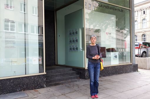 Sabine Reichert vor ihrem Schaufenster am „Pinkeleck“ an der Theodor-Heuss-/Willi-Bleicher-Straße. Foto: Eva Funke