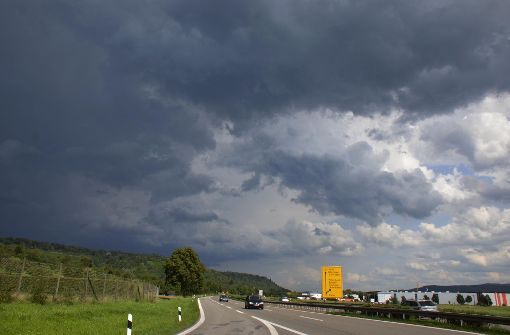 Ein Gewitter über Stuttgart ließ große Hagelkörner niedergehen. Foto: Andreas Rosar Fotoagentur-Stuttg