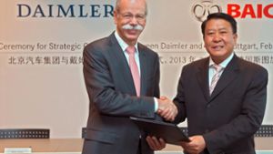 Daimler verbindet mit BAIC eine lange Partnerschaft. Im Februar 2013 feierte Daimler-Chef Dieter Zetsche (links) im Mercedes-Museum mit BAIC-Chairman Heyi Xu die Beteiligung der Stuttgarter an der Autotochter der Chinesen. Foto: dpa/Daimler AG