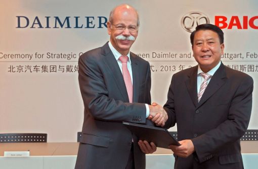 Daimler verbindet mit BAIC eine lange Partnerschaft. Im Februar 2013 feierte Daimler-Chef Dieter Zetsche (links) im Mercedes-Museum mit BAIC-Chairman Heyi Xu die Beteiligung der Stuttgarter an der Autotochter der Chinesen. Foto: dpa/Daimler AG