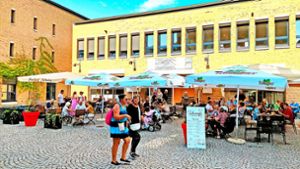 Im vergangenen Sommer hat der Stadtbiergarten im Fellbacher Rathausinnenhof Premiere gefeiert. Jetzt wartet Gastronom Daniel Schmieg     nur noch  auf besseres Wetter. Foto: Sachsenmaier
