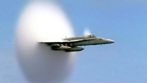 Ein Jagdbomber vom Typ F/A-18 Hornet der US-Navy beim Durchbrechen der Schallmauere:  Man sieht den Wolkenscheibeneffekt. Die Schallgeschwindigkeit in trockener Luft von 20 Grad Celsius  343,2 Meter pro Sekunde (m/s) – also 1236 Kilometer pro Stunde (km/h). Foto: Wikipedia commons/Ensign John Gay, U.S. Navy