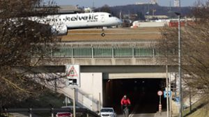 Radler dürfen nicht auf die Fahrbahn im Tunnel unter dem Flughafen. Foto: Ines Rudel