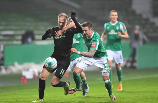 Werders Marco Friedl (r.) kämpft gegen Fürths Havard Nielsen um den Ball. Foto: dpa/Carmen Jaspersen