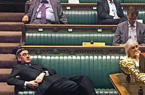 Der konservative Brexit-Befürworter Jacob Rees-Mogg stellte sich beim Brexit-Showdown im Unterhaus schlafend. Foto: AFP