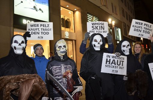 Peta-Aktivisten protestieren auf der Königstraße in Stuttgart gegen das Tragen von Pelz. Foto: Peta