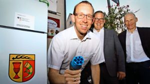 Laden Nutzer von E-Autos zum Laden in die Ortsmitte ein: Bürgermeister Torsten Bartzsch, Syna-Standortleiter Michael Meyle und Kämmerer Albrecht Keppler (von links). Foto: Oliver von Schaewen