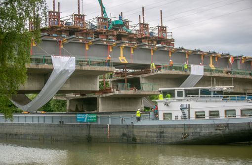 Spektakuläre Aktion im Juli: Teile der Brücke wurden auf ein Schiff abgeseilt. Foto: R. Bulgrin