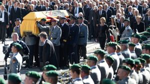 Angehörige und Politiker begleiten den Sarg nach dem Staatsakt für den früheren Bundespräsidenten Walter Scheel zum militärischen Abschiedszeremoniell. Foto: dpa