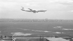Anflug auf London: Vor 50 Jahren hebt die Boeing 747 zu ihrem ersten kommerziellen Flug ab. Foto: AP/Kemp