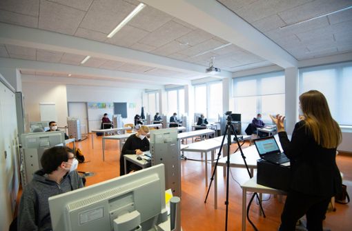Zum Unterricht der IT-Schule sind abwesende Schüler zugeschaltet. Foto: Lg/Piechowski