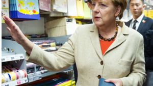 Angela Merkel braucht keine Hilfe beim Tragen der Einkaufstüten. Foto: dpa