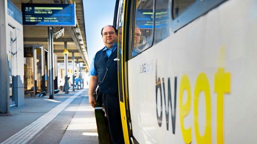 Kundenbetreuer René Bergmeister während seiner Arbeit im Regionalzug Foto: Lichtgut/L/ Piechowski