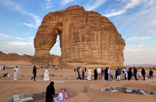 Männer und Frauen, Touristen und Einheimische genießen gemeinsam die Abendstimmung am Elefanten-Felsen im Norden Saudi-Arabiens. Foto: Susanne Hamann