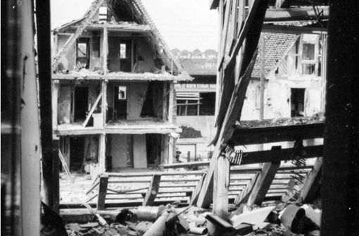 Im Obergeschoss der Rütlistraße 48, wo dieses Bild entstand, überlebte Fritz Hofmanns Bruder. Die Bilderstrecke zeigt weitere Fotos vom Ort des Luftangriffs. Foto: Nachlass Trudl  Veil