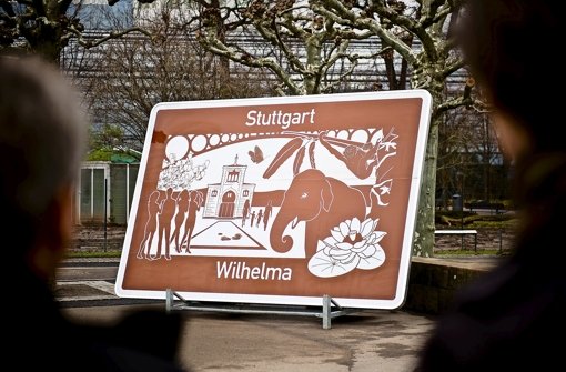 Zum Abschied von Ex-Wilhelma-Direktor Jauch vorgestellt: Die Tafel, die künftig an der Autobahn für eine der größten touristischen Attraktionen Stuttgarts werben wird. Foto: Max Kovalenko