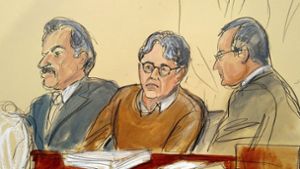 Diese Gerichtszeichnung zeigt den Angeklagten Keith Raniere (Mitte) im Gerichtssaal. Der Gründer eines bizarren New Yorker Sex-Kults muss  den Rest seines Lebens hinter Gittern verbringen. Foto: Elizabeth Williams/AP/dpa