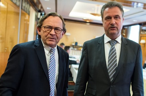 Der Personalvorstand der Deutschen Bahn, Ulrich Weber (links, mit GDL-Chef Claus Weselsky), will am Dienstag noch mit der GDL verhandeln. Foto: dpa