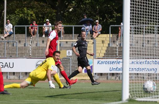 VfB-Spieler Jonas Weik überwindet Wormatia-Torwart Ricco Cymer zum 1:0-Siegtreffer. Foto: imago/Thomas Frey/I