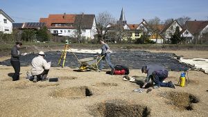 An der Kirchheimer Straße sind  momentan Archäologen des Landesdenkmalamts  der Geschichte Dettingens auf der Spur. Foto: Horst Rudel