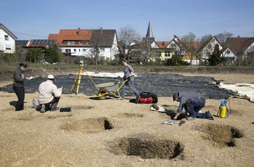 An der Kirchheimer Straße sind  momentan Archäologen des Landesdenkmalamts  der Geschichte Dettingens auf der Spur. Foto: Horst Rudel