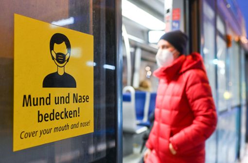 Werden die Kunden freiwillig ihre Masken weitertragen? Foto: dpa/Tobias Hase