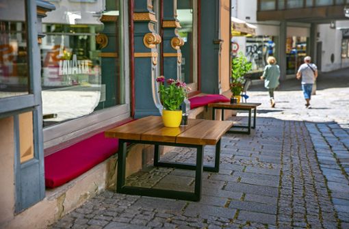 Sitzgelegenheiten vor dem Laden: Was in der Esslinger Innenstadt erlaubt ist und was nicht, ist ganz genau geregelt. Foto: Roberto Bulgrin